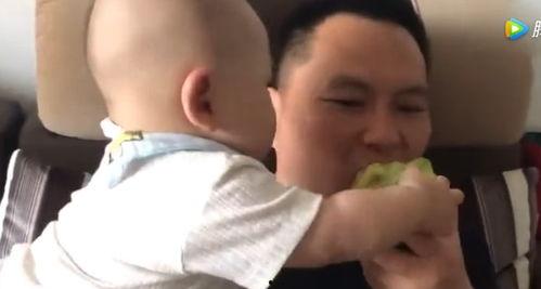 小孩看见父亲吃瓜