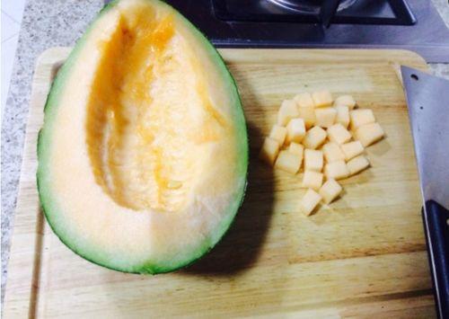 边吃大蒜边吃哈密瓜,哈密瓜与大蒜的奇妙搭配